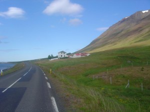 Mynd tekin út Önundarfjörðinn.
Íbúðarhúsið á Hvilft ásamt Fjárhúsum fyrir allt að 70 fjár og 24 kúa fjós.